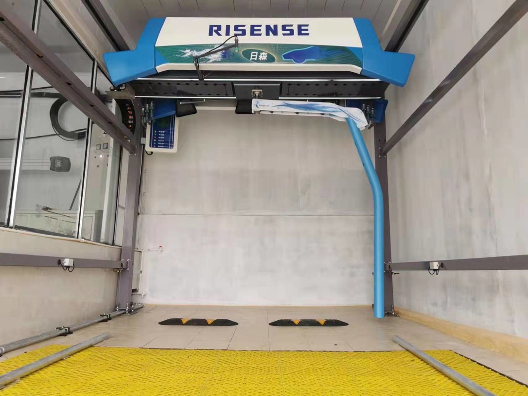 Vollautomatische berührungsfreie Autowaschmaschine zur Hochdruckwasserreinigung des Fahrzeugs